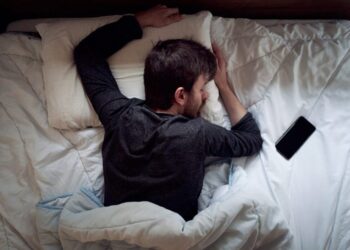 My Sleep Improved After I Removed My Phone and TV From My Bedroom -  Business Insider